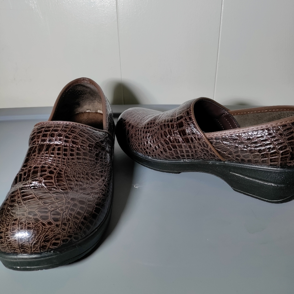 Sugar foot clogs